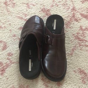 Maroon slide ons